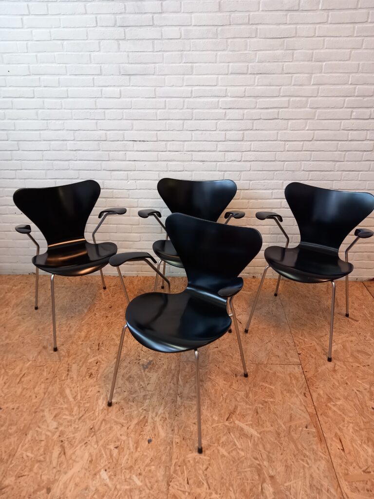 Set of 4 Arne Jacobsen chairs 3107 with armrests