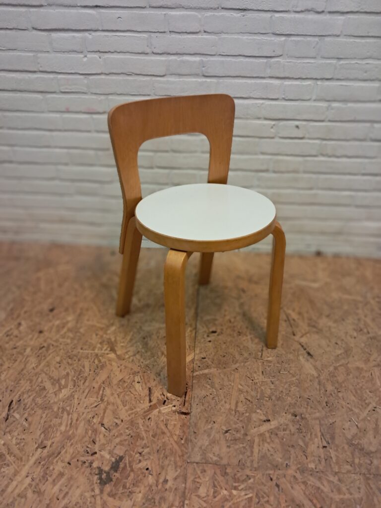 Aalvar Aalto children chair 65