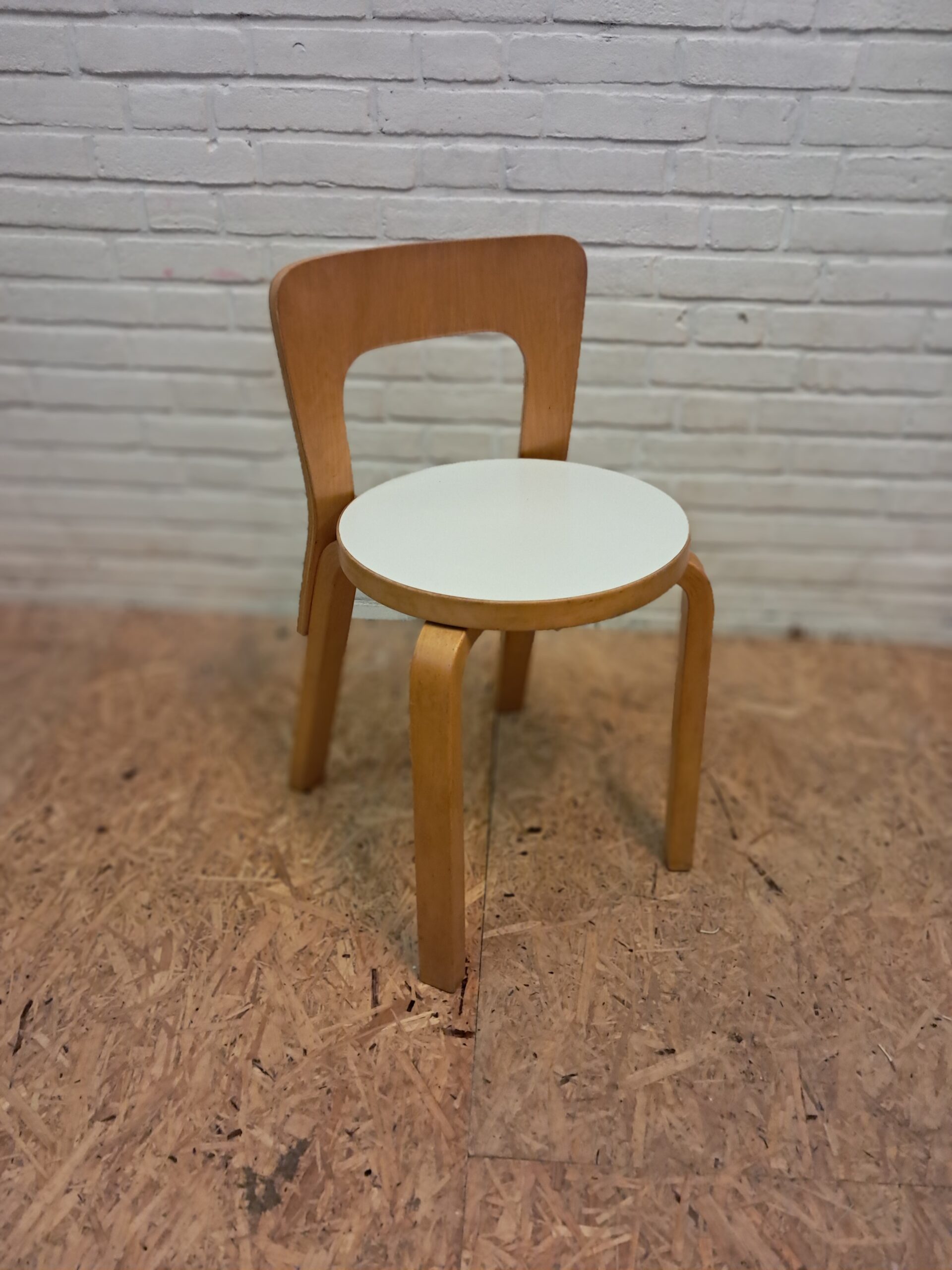 Aalvar Aalto children chair 65